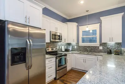 Image de (3) 4e Nuit Gratuite - Immense maison avec table de billard, 4bd \/ 3ba, 2560pc, 3mi au centre-ville