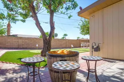 Image de Spacieux et confortable maison de 5 chambres peut accueillir 12 dans la célèbre vieille ville de Scottsdale!