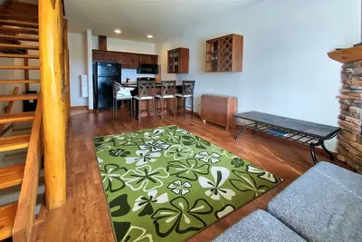 Image de ★ Maison de ville 3br / 2b conviviale et familiale à côté de la piste de ski avec vue sur les feux d'artifice! ★