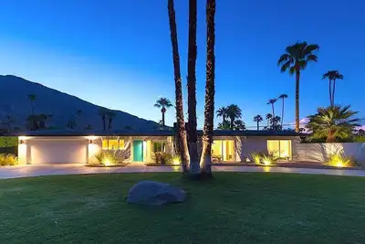 Image de Bondhouse Piscine / spa minimaliste du milieu du siècle au sud du centre-ville de Palm Springs.