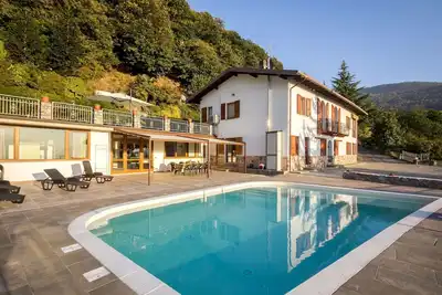 Image de Manoir au bord du lac avec piscine