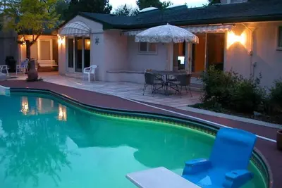 Image de CaraĂŻbes luxueuses comme Ă la maison - famille avec une piscine et un bain Ă remous
