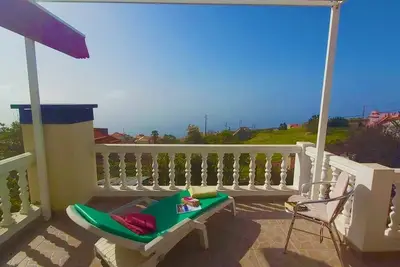 Image de Panoramic Sea and Mountain Views: 2 master bedrooms both with ensuite bathrooms