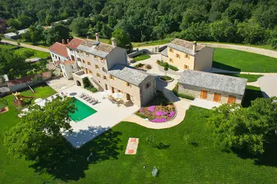 Image de Villa Poropati, Groznjan - Domaine de campagne, piscine pour enfants, golf, mariages, événements