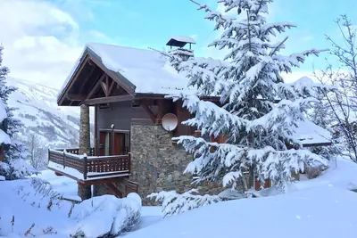 Image de Chalet de luxe avec sauna, situé à droite sur la piste des Menuires