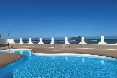 Image de Nouveau! ! Maison sur le toit privée et piscine gratuite, à 50 pas de la plage \"Rocky Point