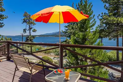 Image de L'endroit le plus unique de Big Bear! Vue imprenable, foyer au bois, dos Ă la montagne