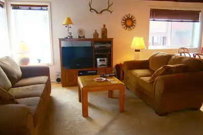 Image de Spacieux 2 Br 2ba Sun Valley Condo, nouveaux matelas theraputic pour aider u dormir.