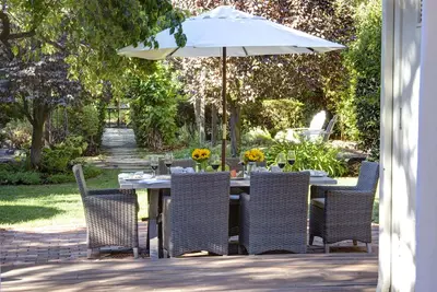 Image de Joyau romantique et privé - 3 pâtés de maisons du centre-ville de Sainte-Hélène dans la vallée de Napa