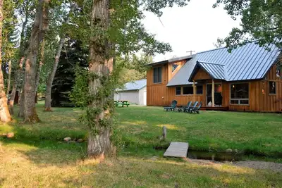 Image de Au-dessus de la rivière et à travers les bois, vous adorerez cette maison! À courte distance du centre-ville et du s