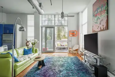 Image de Loft Moderne de deux chambres au centre-ville de Delray Beach.