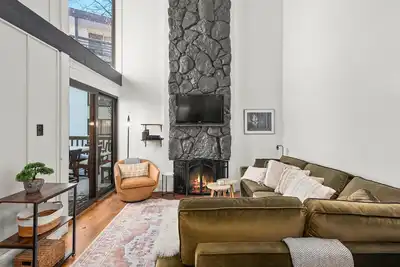 Image de Familles abordables Loft abordable 3br Plus pour 10 personnes Maison de ville avec accès à la piscine et au bain à remous