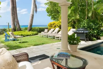 Image de Paynes Bay Beachfront Location à proximité des commodités et comprend un service de cuisine