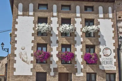 Image de La Maison Du Rebond. Étude Barda: 2 lits de 90cm, salle de bains, salon-cuisine-salle à manger.