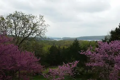 Image de Vue panoramique sur le lac Tenkiller depuis la maison sur la colline