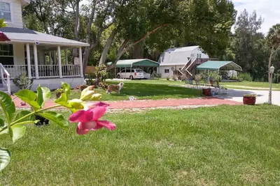 Image de Douce petite maison d'efficacité à l'étage donnant sur un lac!