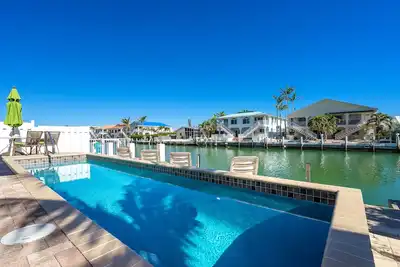 Image de Bord De L'Eau 46 'Dock, Piscine, Marche 2 Cabana Beach Club * En Vente * 9 \/ 5-12 \/ 13 $ 1197wk