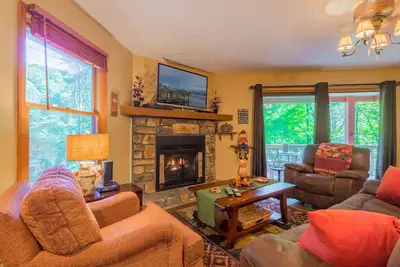 Image de Cabine 3br / 3ba Mtn avec table de billard, bain à remous, emplacement idéal pour les attractions, cheminée