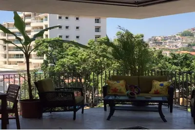 Image de Profitez de la vue sur l'océan depuis un balcon privé, à seulement un pâté de maisons! Dans la Zone Romantique!