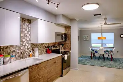 Image de Retro 60's-style Bungalow dans le fabuleux quartier de Bayside! !