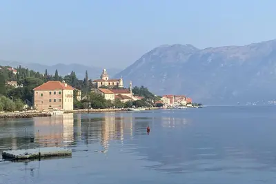 Image de Villa Héritage, front de mer, jardin arrière, suite, vue sur la baie de Kotor et jetée