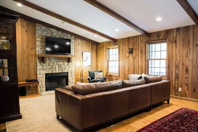 Spacieux 5br Hocking Hills Lodge avec une vue imprenable