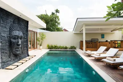 Image de Confort et style, nouvelle villa moderne avec aquarium et espace barbecue extérieur