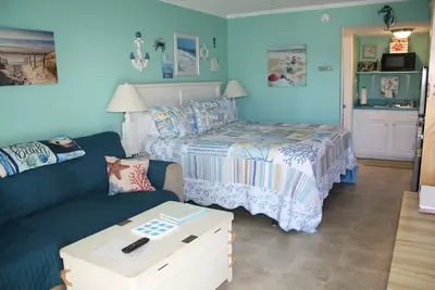 Image de Fantastique condo rénové au rez-de-chaussée. Très grand lit. Côté piscine, Accès plage / son