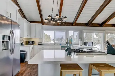 Image de Lucerne Lake House avec ponton privé, salle de jeux, bain à remous extérieur