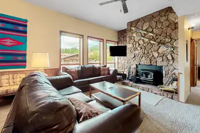 Image de Condo pour chiens avec baignoire à jets, terrasse, foyer en pierre et vue sur les pentes
