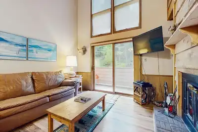 Image de Condo décor montagne avec vue sur la forêt et accès facile au snowboard!