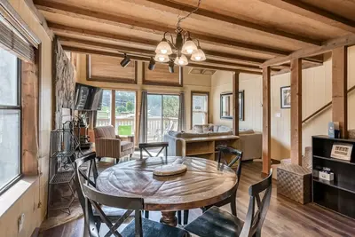 Image de Nouvelle Liste! Profitez du feu de bois, du balcon avec vue sur la montagne chez vous - près du ski!