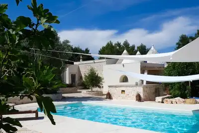 Image de Trullo Nella Pineta vous accueille au luxe parmi les pins