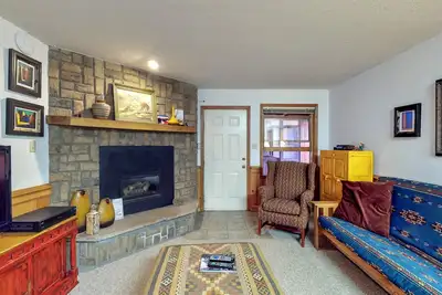 Image de Condo confortable à quelques pâtés de maisons de la station de ski w / WiFi et téléviseurs à écran plat! -Chiens Ok