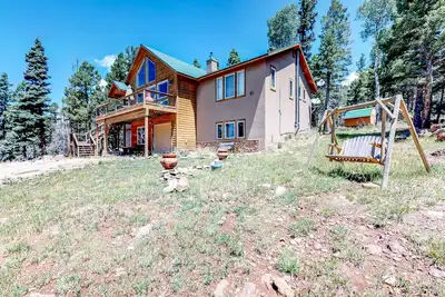 Image de Randonnée, golf, pêche et ski au lodge avec bain à remous, baby-foot et vues!
