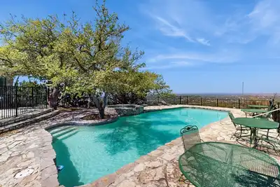 Image de Nouvelle Liste! Maison spacieuse avec vue sur le lac Canyon et une piscine privée!