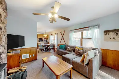 Image de Condo adapté aux chiens avec vue sur la montagne, terrasse et accès facile aux pistes de ski!