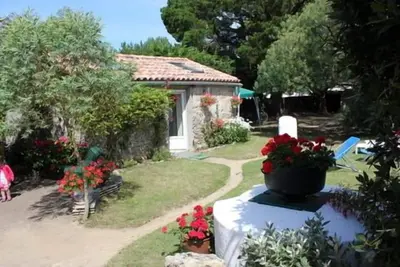 Image de Maison-studio avec chambre annexe, sur jardin clos arboré