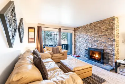 Image de Votre propre bain à remous privé, à distance de marche de tous, belle grande chambre à coucher