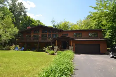 Image de «Adirondack Azure Lodge» de Mirror Lake Avec Droits De Plage PRIVÉS Sur Le Lac Miroir