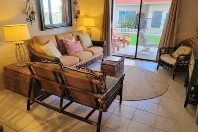 Image de Décor des Caraïbes avec des touches de couleurs vives à quelques pas de la piscine.