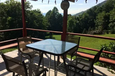 Image de Alarka Cabin Guest House avec grands couchers de soleil sur les montagnes et WiFi inclus