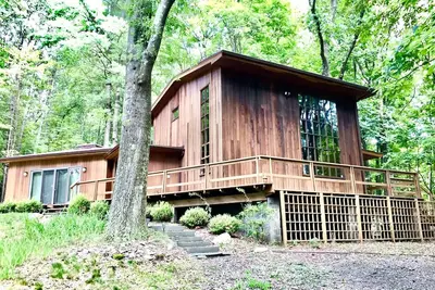 Image de Mid-Century Modern Cabin Home dans les bois - moins de 2 heures de Nyc!