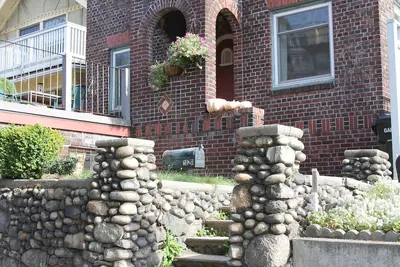 Image de Maison de Mission historique en briques proche de tout