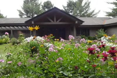 Image de Forest Gardens Getaway est un bed and breakfast situé dans le magnifique Up!