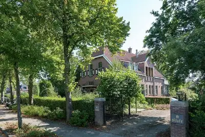 Image de Belle villa avec jacuzzi, gymnase et douche à vapeur en Frise