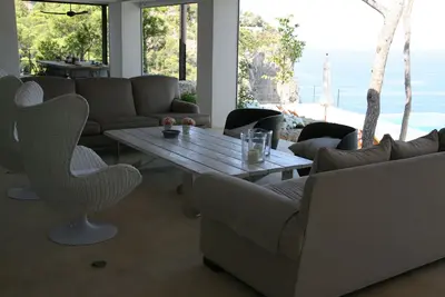 Image de Vue paradisiaque dans une villa sur le Port d'Andratx avec piscine Infinity