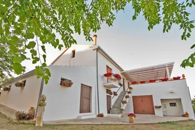 Image de Maison de campagne tranquille dans les Abruzzes avec Jacuzzi
