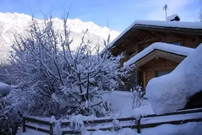 Image de Beau chalet à Chamonix au calme, jardin arboré plein sud, vue magnifique.