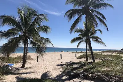Image de Bloc de plage. . . Juste des étapes. . . Détendez-vous face à l'océan!